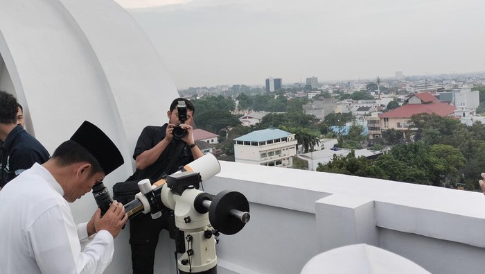 Pj Gubernur Sumut Hassanudin melakukan pemantauan hilal di Kantor Gubernur Sumut. Foto: Felicia Gisela Br Sihite