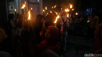 Kegiatan takbiran keliling ini diikuti oleh ratusan pelajar Muhammadiyah.