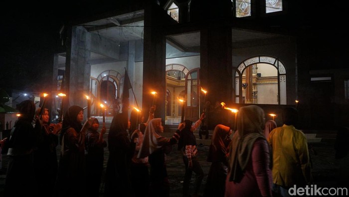 Takbir keliling di Surabaya Takbir keliling di Surabaya