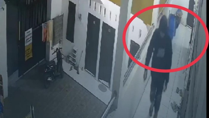 Tangkapan layar rekaman cctv saat pelaku usai melakukan percobaan pembunuhan di salah satu kos di Ambukembang, Kecamatan Kedungwuni, Kabupaten Pekalongan, Minggu (9/4/2024) malam.