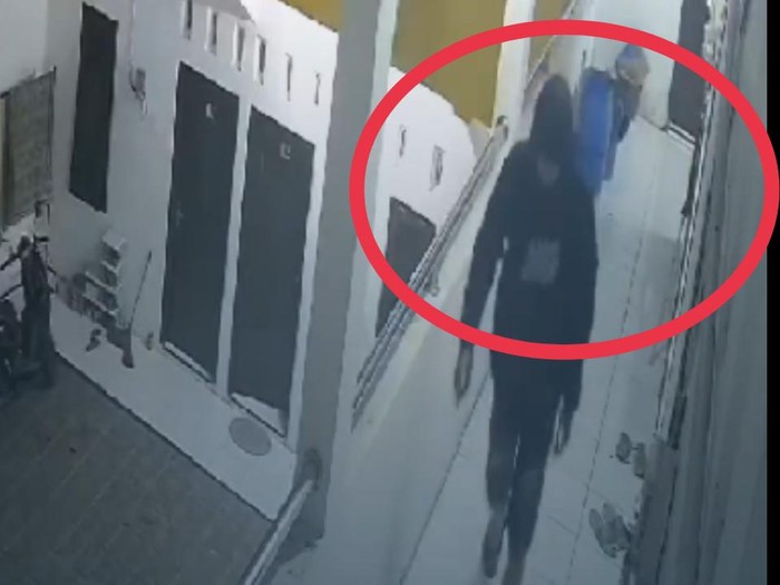 Tangkapan layar rekaman cctv saat pelaku usai melakukan percobaan pembunuhan di salah satu kos di Ambukembang, Kecamatan Kedungwuni, Kabupaten Pekalongan, Minggu (9/4/2024) malam.
