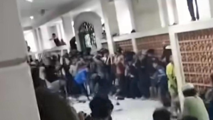 Tangkapan layar video viral bocah saling lempar sandal di Masjid Raya Makassar.