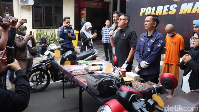 Tersangka berbaju oranye saat dihadirkan dalam Konferensi pers kasus pembunuhan di Gunung Katu.