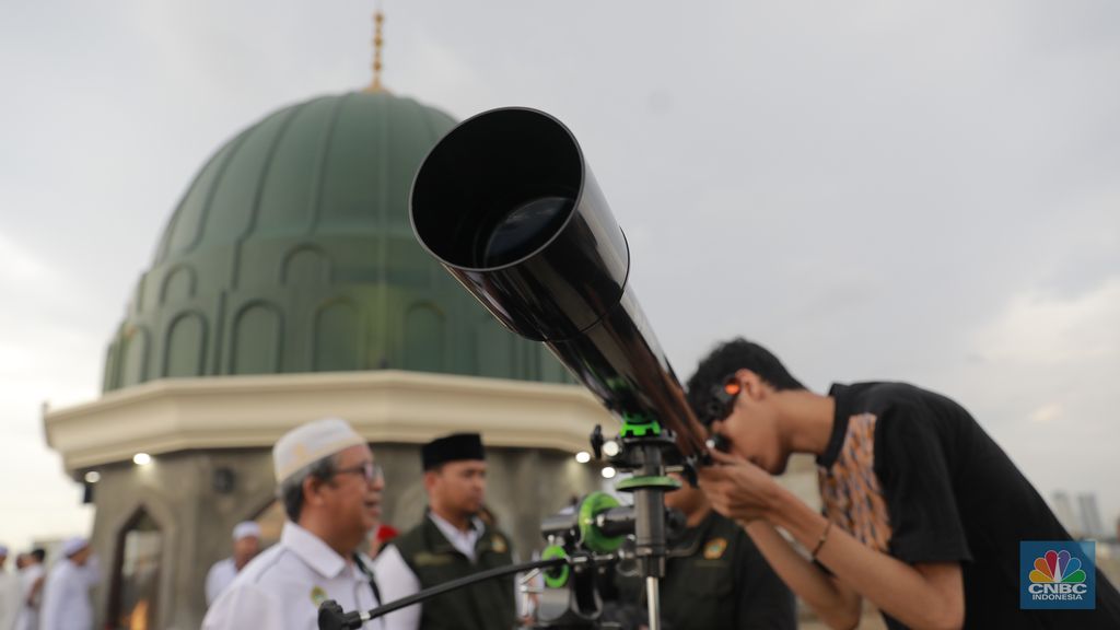 Tim rukyatul hilal memantau secara langsung hilal penentuan 1 Syawal 1445 Hijraih. (CNBC Indonesia/Muhammad Sabki)