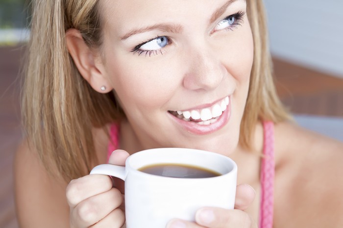 Tips minum kopi tanpa takut gigi kuning