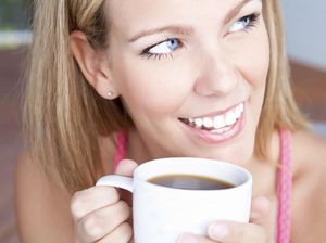 Minum Kopi Bikin Gigi Kuning dan Bau Mulut? Begini Cara Mencegahnya