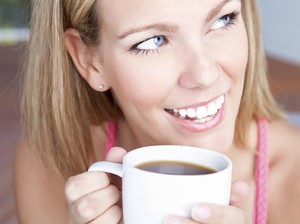 Minum Kopi Bikin Gigi Kuning dan Bau Mulut? Begini Cara Mencegahnya