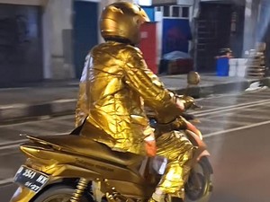 Viral Shimmer Jadi Tren Lebaran 2024, Manusia Emas di Bandung Bikin Silau