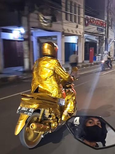 Video seorang pria serba emas viral di TikTok. Video seorang pria serba emas viral di TikTok.