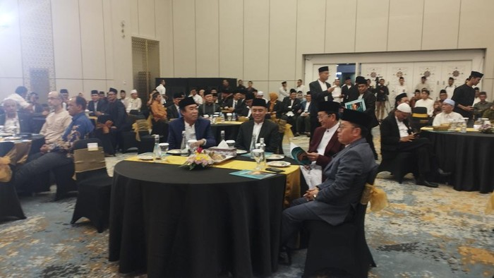 Wakil Menteri Agama (Wamenag) Saiful Rahmat Dasuki hingga Ketua Komisi VIII DPR RI Ashabul Kahfi tiba di Kementerian Agama (Kemenag), Jakarta Pusat, untuk sidang isbat. Sidang isbat digelar untuk penentuan 1 Syawal 1445 H atau Hari Raya Idulfitri.