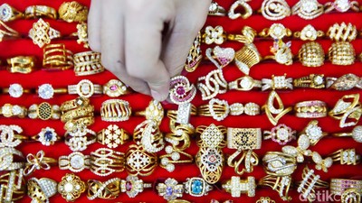 Warga Berburu Perhiasan Emas untuk Dipakai Lebaran