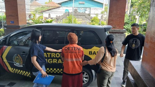 WN asal India berinisal KSA (44) akhirnya diusir alias dideportasi dari Bali usai bebas penjara, Selasa (9/4/2024). (Dok Imigrasi Ngurah Rai)