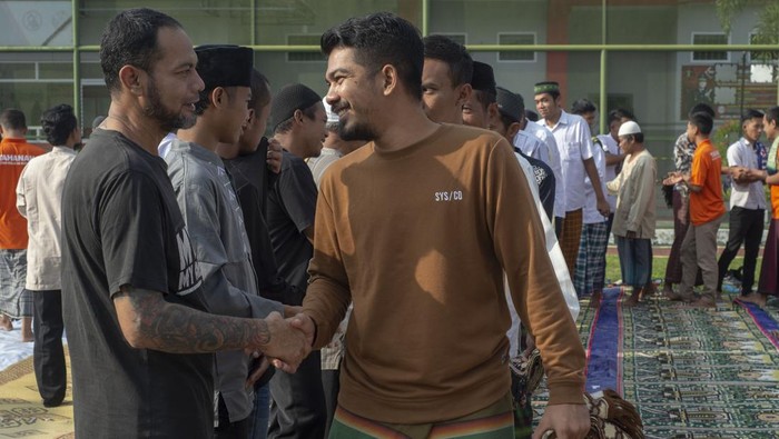 Petugas Rutan dan warga binaan saling bersalaman seusai mengikuti shalat Idul Fitri 1445 H di Rumah Tahanan (Rutan) Kelas IIB Boyolali, Jawa Tengah, Rabu (10/4/2024). Sebanyak 316 warga binaan merayakan Idul Fitri 1445 H di Rutan tersebut dan sebanyak 165 orang mendapatkan remisi. ANTARA FOTO/Aloysius Jarot Nugroho/nym.