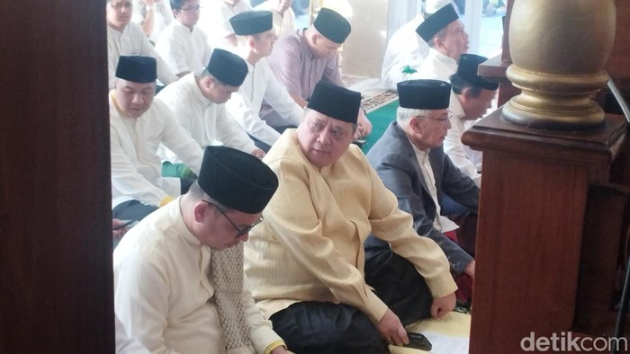 Pemimpin Golkar, Airlangga Hartarto, Menjalankan Salat Idul Fitri di Masjid DPP Partai