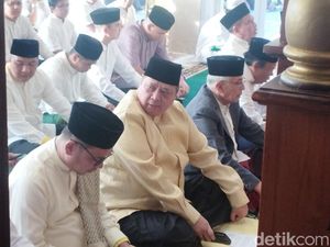 Airlangga Hartarto Salat Id di Masjid Ainul Hikmah DPP Golkar