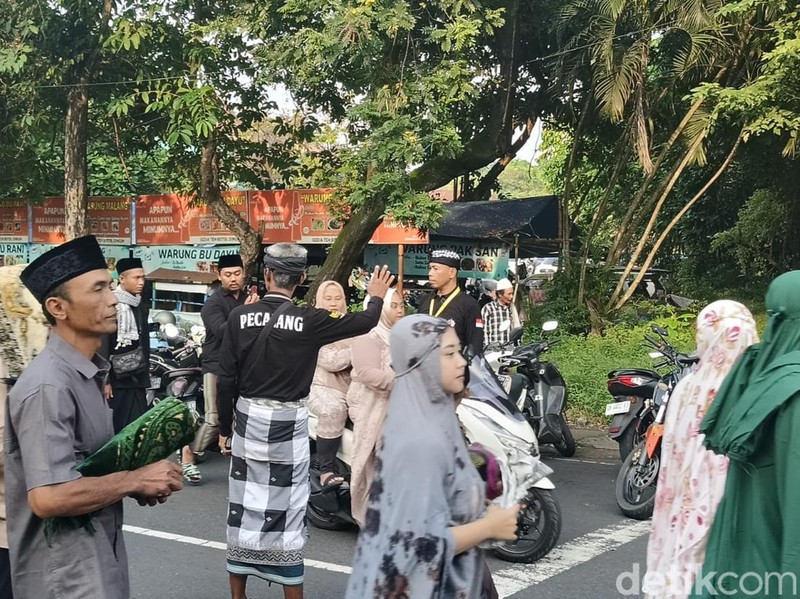 Anggota Pecalang Banjar Lumintang saat melakukan pengamanan salat Id di kawasan Lapangan Lumintang, Denpasar, Bali, Rabu (10/4/2024) . (Foto: Ni Made Lastri Karsiani Putri/detikBali)