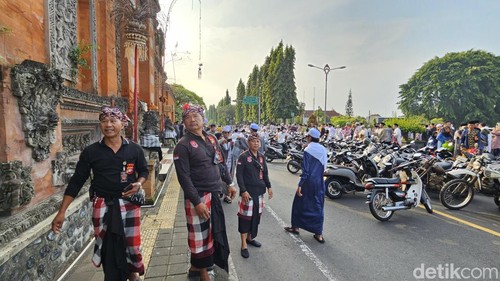 Anggota pecalang turut mengamankan salat Id yang dipusatkan di Alun-alun Ida Dewa Agung Jambe Klungkung, Bali, Rabu (10/4/2024). (Putu Krista/detikBali)