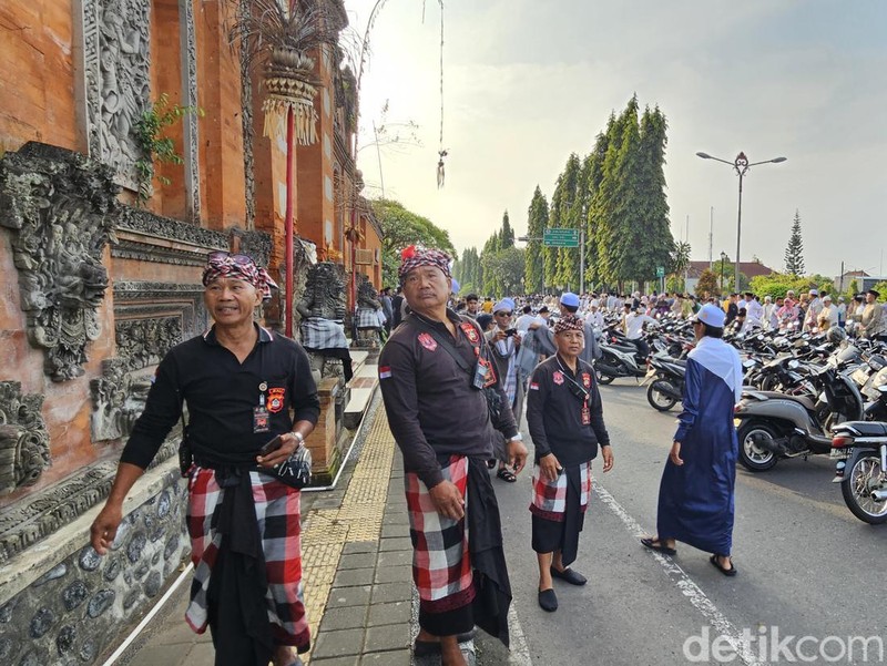 Anggota pecalang turut mengamankan salat Id yang dipusatkan di Alun-alun Ida Dewa Agung Jambe Klungkung, Bali, Rabu (10/4/2024). (Putu Krista/detikBali)