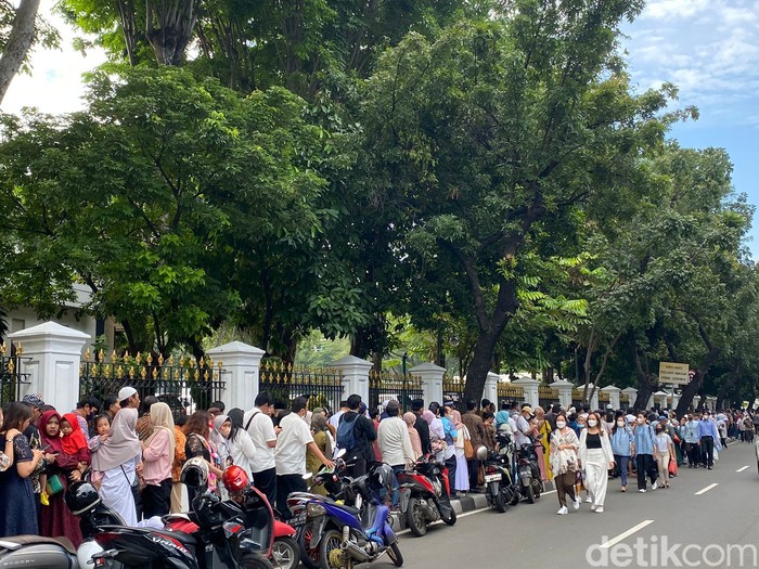 Antrean open house Jokowi di Istana (Tina Susilawati/detikcom)