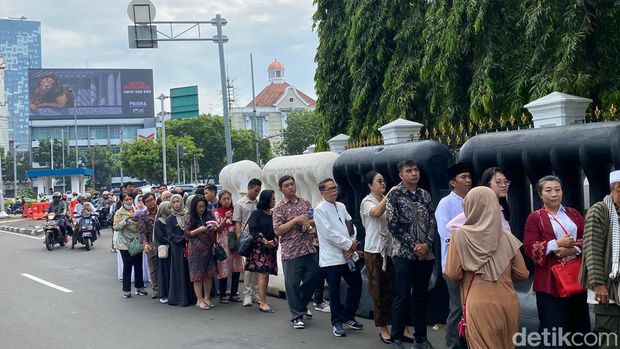Antrean open house Jokowi di Istana (Tina Susilawati/detikcom)