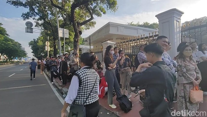 Antusiasme Membeludak: Warga Padati Istana untuk Saksikan Open House Presiden Jokowi