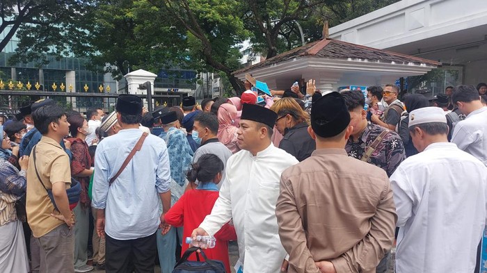Antrean warga yang hendak menghadiri open house Presiden Joko Widodo (Jokowi) mengular (Rumondang Naibaho/detikcom)