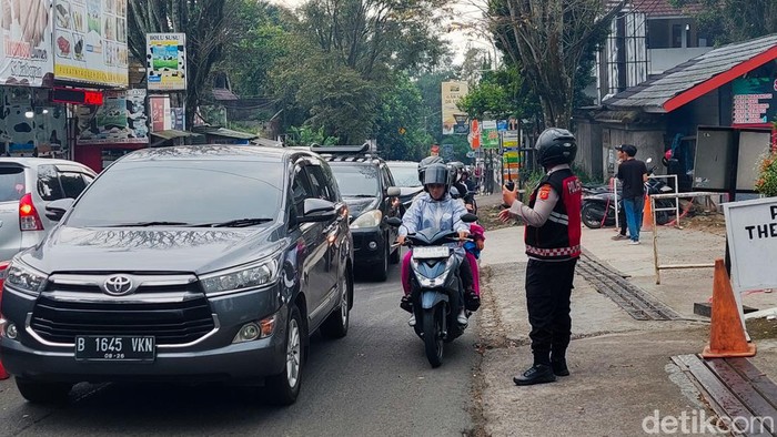 Arus lalu lintas menuju kawasan Lembang, Kabupaten Bandung Barat.