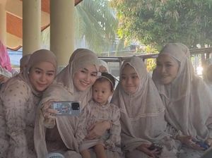 Gaya Ayu Ting Ting dan Keluarga Laksanakan Salat Id di Depok