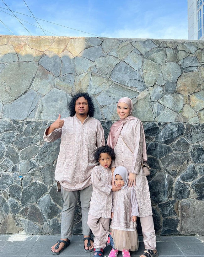Semasa hidupnya Babe terlihat memiliki keluarga yang harmonis dan dekat dengan kedua anak serta istrinya. Melalui akun Instagram masing-masing, Babe dan sang istri, Fati Indraloka, kerap membagikan momen kebersamaan keduanya. Foto: Instagram/@fatiyw