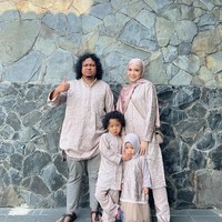 Semasa hidupnya Babe terlihat memiliki keluarga yang harmonis dan dekat dengan kedua anak serta istrinya. Melalui akun Instagram masing-masing, Babe dan sang istri, Fati Indraloka, kerap membagikan momen kebersamaan keduanya. Foto: Instagram/@fatiyw