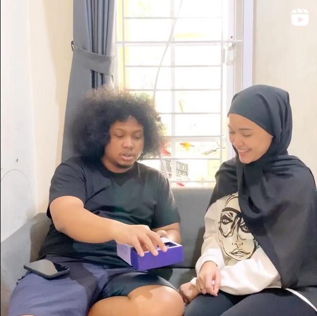 Babe dan Fati juga kerap membuat konten-konten lucu bersama-sama. Sebagai pasangan suami-istri keduanya terlihat kompak. Foto: Instagram/@fatiyw