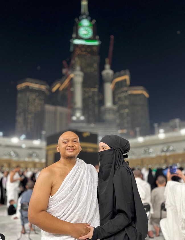 Pada awal tahun 2024 Babe dan istrinya itu sempat menunaikan ibadah umrah bersama. Terlihat keduanya yang melakukan selfie bareng. Foto: Instagram/@fatiyw