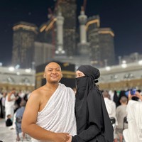 Pada awal tahun 2024 Babe dan istrinya itu sempat menunaikan ibadah umrah bersama. Terlihat keduanya yang melakukan selfie bareng. Foto: Instagram/@fatiyw