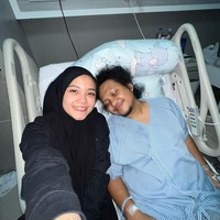 Selama sakit sang istri, Fati, tampak setia menemani suaminya. Kini kebersamaan keduanya hanya tinggal kenangan. Foto: Instagram/@fatiyw