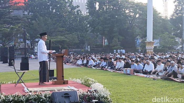 Bey Machmudin saat salat Idul Fitri di Lapangan Gasibu