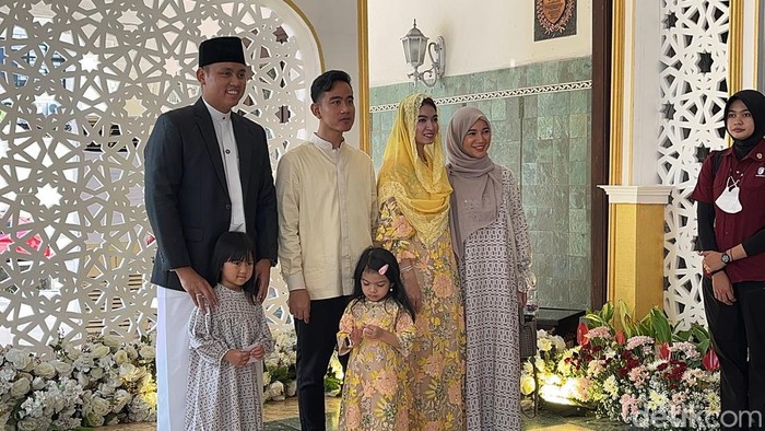 Bupati Dico Ganinduto dan keluarga menghadiri open house Gibran di Solo, Rabu (10/4/2024).