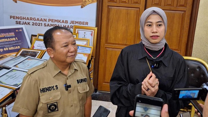 Bupati Jember Hendy Siswanto bersama Megawati Hangestri Pertiwi