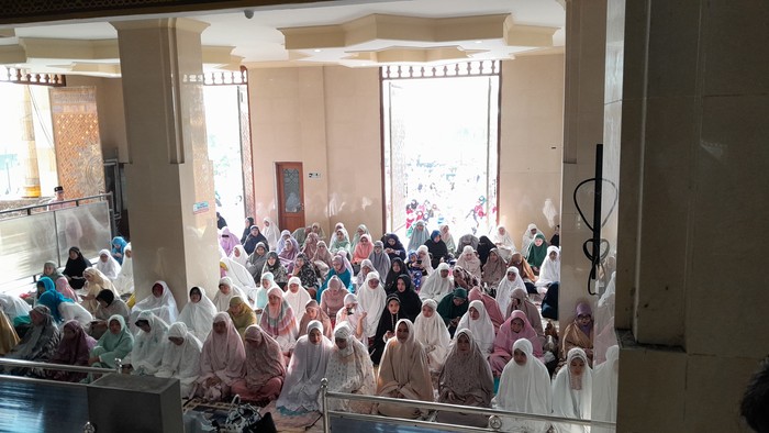 Bupati Klaten, Sri Mulyani melaksanakan salat Idul Fitri di Masjid Agung Al Aqsha, Rabu (10/4/2024).