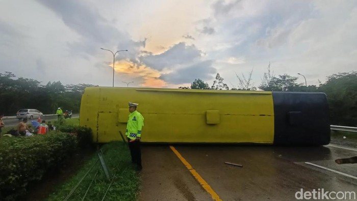 Kecelakaan Tragis: Sopir Mengantuk Sebabkan Bus Terguling di Tol Cipali, Merenggut Nyawa dan Luka