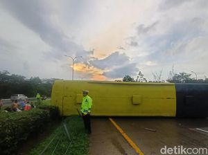 Bus Terguling di Tol Cipali Subang, 5 Orang Luka Berat!
