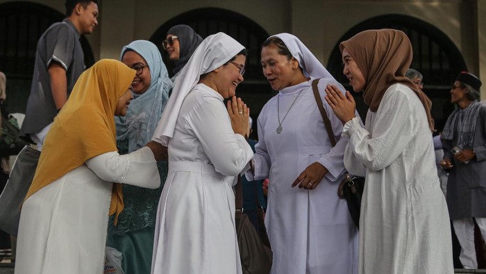 Damainya Safari Lebaran Lintas Agama di Semarang Sejumlah umat Islam bersalaman dengan umat Katolik dalam acara safari lebaran lintas agama di Masjid Agung Jawa Tengah (MAJT), Semarang, Jawa Tengah, Rabu (10/4/2024). Kegiatan yang diikuti oleh tokoh dan masyarakat lintas agama di kota Semarang dengan saling memaafkan tersebut bertujuan untuk mempererat tali silaturahim, kerukunan serta menumbuhkan nilai-nilai kedamaian antarumat dalam perayaan Idul Fitri 1445 Hijriah. ANTARA FOTO/Makna Zaezar/nym.