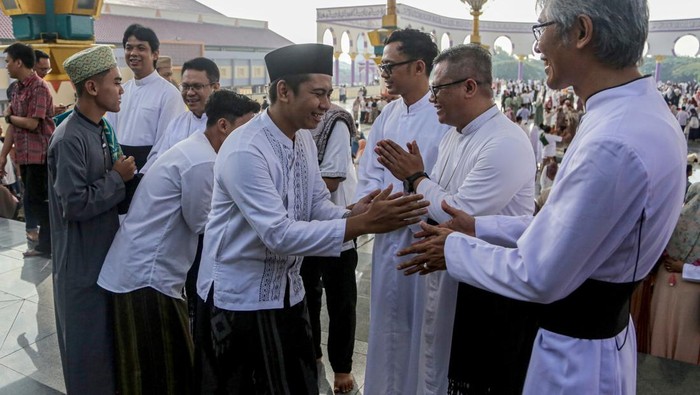 Sejumlah umat Islam bersalaman dengan umat Katolik dalam acara safari lebaran lintas agama di Masjid Agung Jawa Tengah (MAJT), Semarang, Jawa Tengah, Rabu (10/4/2024). Kegiatan yang diikuti oleh tokoh dan masyarakat lintas agama di kota Semarang dengan saling memaafkan tersebut bertujuan untuk mempererat tali silaturahim, kerukunan serta menumbuhkan nilai-nilai kedamaian antarumat dalam perayaan Idul Fitri 1445 Hijriah. ANTARA FOTO/Makna Zaezar/nym.