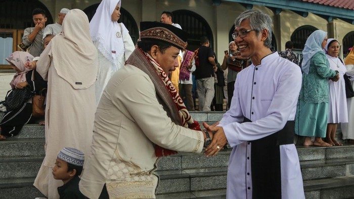 Sejumlah umat Islam bersalaman dengan umat Katolik dalam acara safari lebaran lintas agama di Masjid Agung Jawa Tengah (MAJT), Semarang, Jawa Tengah, Rabu (10/4/2024). Kegiatan yang diikuti oleh tokoh dan masyarakat lintas agama di kota Semarang dengan saling memaafkan tersebut bertujuan untuk mempererat tali silaturahim, kerukunan serta menumbuhkan nilai-nilai kedamaian antarumat dalam perayaan Idul Fitri 1445 Hijriah. ANTARA FOTO/Makna Zaezar/nym.
