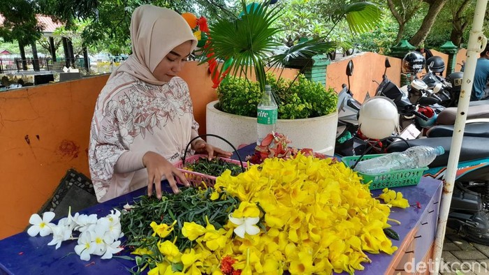 Dela (21), penjual bunga di TPU Islam Paropo, Panaikang, Makassar.