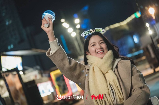 Kim Hye Yoon juga menuai sorotan karena penampilannya sebagai penggemar Byeon Woo Seok di drakor Lovely Runner. Namanya berada di peringkat 10 daftar artis Korea terpopuler versi The Korea Business Research Institute. Foto: dok. tvN