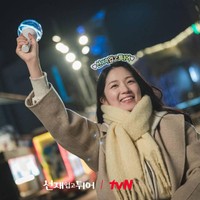 Kim Hye Yoon juga menuai sorotan karena penampilannya sebagai penggemar Byeon Woo Seok di drakor Lovely Runner. Namanya berada di peringkat 10 daftar artis Korea terpopuler versi The Korea Business Research Institute. Foto: dok. tvN