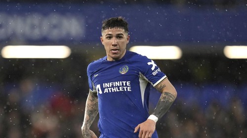 Chelseas Enzo Fernandez runs with the ball during the English Premier League soccer match between Chelsea and Manchester United at Stamford Bridge in London, Thursday, April 4, 2024. (AP Photo/Kin Cheung)