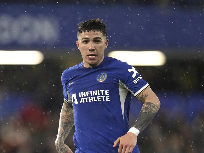 Chelseas Enzo Fernandez runs with the ball during the English Premier League soccer match between Chelsea and Manchester United at Stamford Bridge in London, Thursday, April 4, 2024. (AP Photo/Kin Cheung)