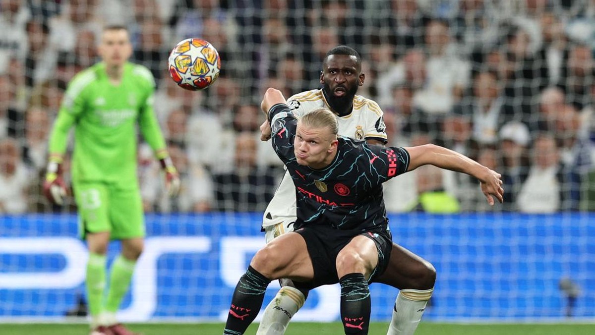 Antonio Rudiger dan Erling Haaland akan kembali berduel nanti malam. Foto: REUTERS/Violeta Santos Moura