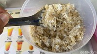 Jadi, selain ada 2 jenis cendol, racikan khas Padang ini juga menambahkan emping. Bukan emping melinjo seperti yang kita ketahui, melainkan beras ketan yang masih muda, lalu ditumbuk dan dicampurkan kelapa parut. Foto: detikFood/Yenny Mustika Sari